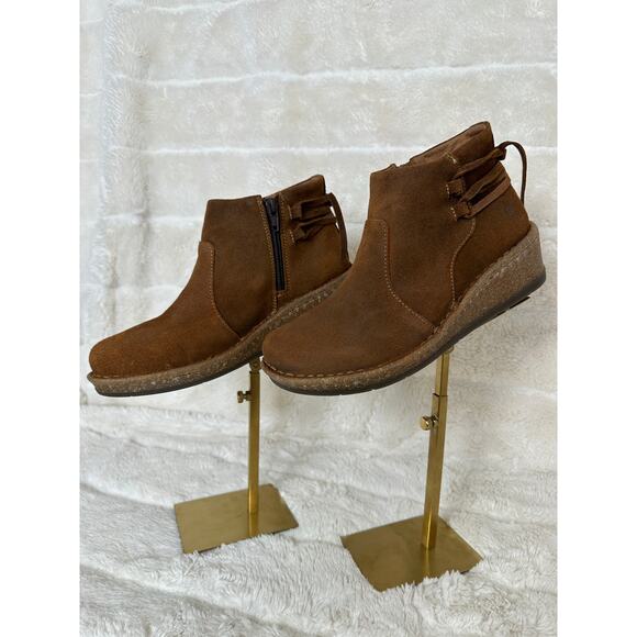 Born Viana Sz 7 Suede Rubber Sole Bootie Comfy Pull on Zipper side Brown Wedge - Picture 3 of 6